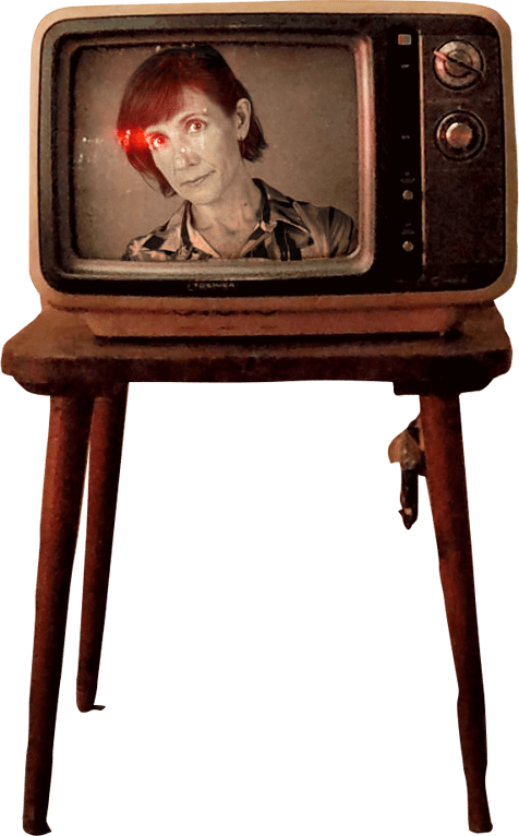 Larisa Ramos sale dentro de una televisión como reclamo para ver el vídeo de Clases de Teatro en Granada